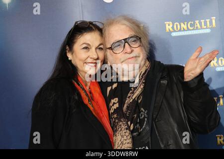 Premiere des 21. Roncalli Weihnachtscircus originale a Berlino Berlino, 19.12.2025 Eliana Larible und Bernhard Paul bei der Premiere des 21. Roncalli Weihnachtscircus im Tempodrom originale a Berlino Berlino *** prima dei 21 Roncalli WeihnachtsCircus originali a Berlino Berlino, 19 12 2025 Eliana Larible e Bernhard Paul alla prima dei 21 Roncalli Weihnachtscircus originali al Tempodrom di Berlino Berlino Copyright: xMatthiasxGränzdörferx Foto Stock