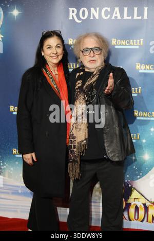Premiere des 21. Roncalli Weihnachtscircus originale a Berlino Berlino, 19.12.2025 Eliana Larible und Bernhard Paul bei der Premiere des 21. Roncalli Weihnachtscircus im Tempodrom originale a Berlino Berlino *** prima dei 21 Roncalli WeihnachtsCircus originali a Berlino Berlino, 19 12 2025 Eliana Larible e Bernhard Paul alla prima dei 21 Roncalli Weihnachtscircus originali al Tempodrom di Berlino Berlino Copyright: xMatthiasxGränzdörferx Foto Stock