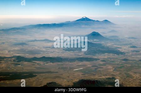 Vista aerea dei vulcani nel paesaggio intorno a città del Messico, Messico Foto Stock