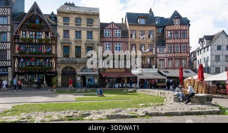 Colorati edifici in legno a Place du Vieux Marché a Rouen, Normandia, Francia Foto Stock