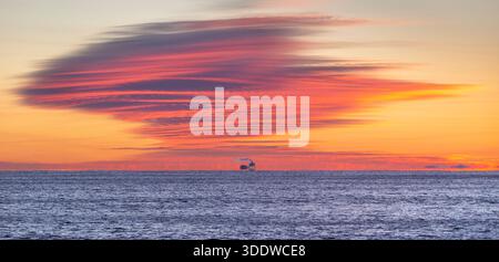 Immagine simile a quella del cargo MV Paul R. Tregurtha all'orizzonte al tramonto lungo la costa nord del lago Superior, Minnesota. Foto Stock