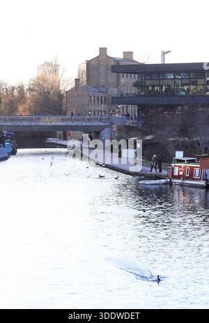 Una giornata fredda d'inverno sul Regents Canal a Granary Square, Kings Cross, nord di Londra, Regno Unito Foto Stock