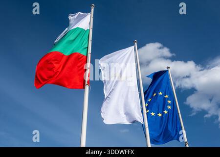 Bandiere bulgare e dell'Unione europea che sventolano contro il vibrante cielo blu Foto Stock
