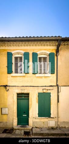 Arles, Francia, 9 settembre 2023, vista di una casa gialla con persiane verdi in via Emile Barrere Foto Stock