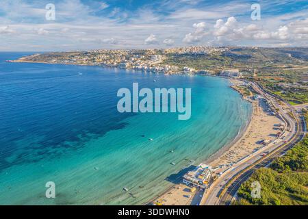 Paesaggio con spiaggia di Mellieha Bay, Malta Foto Stock