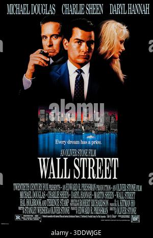 Wall Street (1987), diretto da Oliver Stone e interpretato da Michael Douglas, Charlie Sheen e Daryl Hannah. Un giovane e ambizioso agente di cambio viene attratto nel mondo corrotto di un razziatore spietato, rischiando la sua integrità e il suo futuro alla ricerca di ricchezza e potere. Fotografia di un poster originale del 1987 USA a un foglio SOLO PER USO EDITORIALE. Crediti: BFA / 20th Century Fox Foto Stock