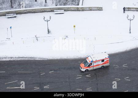 Schneefall, Impressionen aus dem Tiergarten, Berlino, 03.01.2026 Ein Krankenwagen fährt am großen Stern am 03.01.2026 Berlin Tiergarten *** nevicata, impressioni dal Tiergarten, Berlino, 03 01 2026 un'ambulanza passa dalla Großer Stern il 03 01 2026 Berlin Tiergarten Copyright: XBenxKriemannx Foto Stock