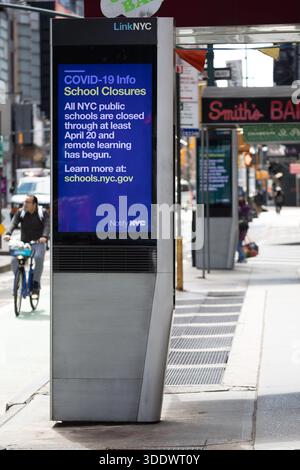 Didascalia (129 caratteri): Chiosco digitale LinkNYC a Manhattan, New York, che mostra informazioni sanitarie pubbliche relative alla chiusura delle scuole durante il COV Foto Stock
