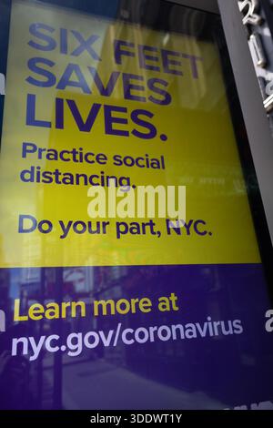 Chiosco digitale LinkNYC a Manhattan che mostra informazioni sulla salute pubblica e linee guida di sicurezza COVID-19 per i residenti di New York. Foto Stock