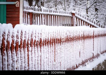 Recinzione in legno innevata Foto Stock