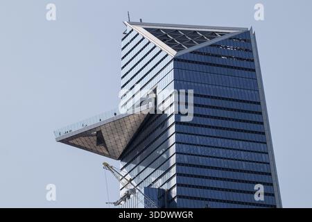 La piattaforma di osservazione Edge si trovava a sbalzo dal 100° piano di 30 Hudson Yards a New York. Vista sul ponte cielo all'aperto più alto dell'emisfero occidentale Foto Stock