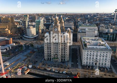Alba aerea su Liverpool con il Royal Liver Building e le tre Grazie Foto Stock