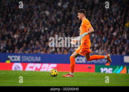 Cornella, Spagna. 3 gennaio 2026; RCDE Stadium, Cornella, Spagna, spagnolo la Liga Football, Espanyol contro Barcellona; Joan Garcia del FC Barcelona sul pallone credito: Action Plus Sports Images/Alamy Live News Foto Stock