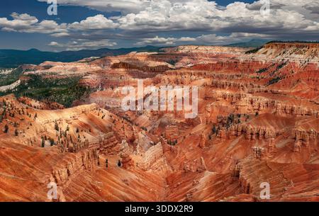 Il vasto anfiteatro naturale di Cedar Breaks rivela scogliere dai colori brillanti scavate nella formazione Claron, in cima all'Altopiano di Markagunt. Bande Foto Stock