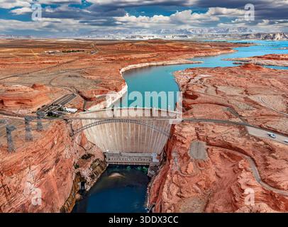 La diga di Glen Canyon si estende lungo il fiume Colorado vicino a Page, Arizona, formando il lago Powell tra i canyon di arenaria rossa dell'altopiano del Colorado. Completato in Foto Stock