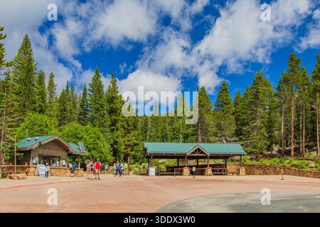 Colorado, JUL 4 2025 - Vista soleggiata del Bear Lake Trailhead nel Parco Nazionale delle Montagne Rocciose. Foto Stock