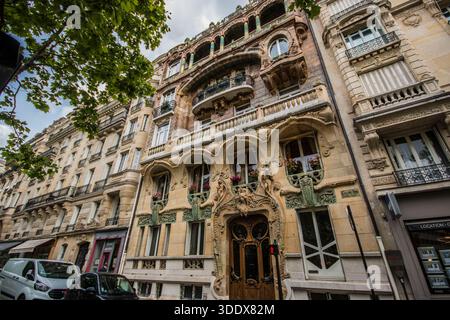 Vista ad angolo basso che guarda alla storica facciata in stile Belle Arti e Art Nouveau di un edificio parigino in Avenue Rapp vicino alla Torre Eiffel. Foto Stock