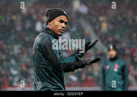 Douglas Costa della Juventus si scalda prima della partita di UEFA Champions League tra Lokomotiv Mosca e Juventus allo stadio Lokomotiv Foto Stock