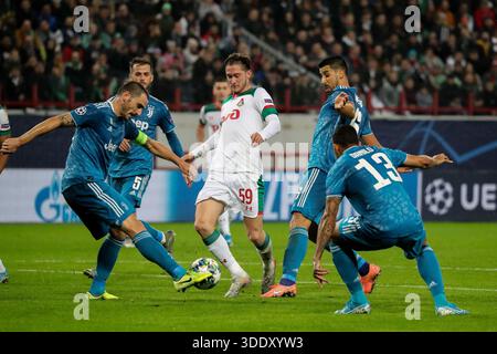 Aleksei Miranchuk di Lokomotiv compete per il pallone con Leonardo Bonucci della Juventus durante la partita di UEFA Champions League Foto Stock