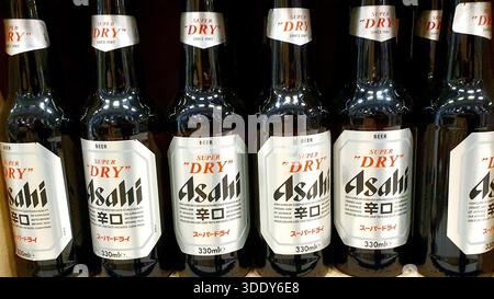 L'Asahi Super Dry è una lager di riso giapponese famosa a livello mondiale, nota per essere stata pioniera nel profilo del gusto "secco", chiamato karakuchi in giapponese. Foto Stock