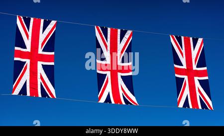 Londra, Inghilterra - 15 maggio 2018: Bandiere della Gran Bretagna Union Jack appese su una linea contro un cielo azzurro, simboleggiando l'identità nazionale e il patrio Foto Stock