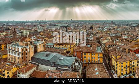 Vista panoramica sulla storica città di Verona, con tetti rossi e un cielo spettacolare, vista dalla Torre Lamberti durante il tramonto. Foto Stock