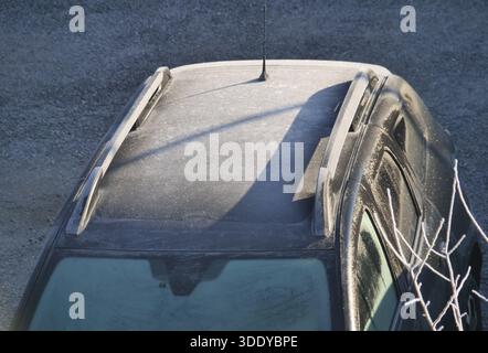 Bergamo, Italia. 4 gennaio 2026. Temperature artiche nel nord Italia, gelo e ghiaccio in questi primi giorni del 2026 nella Pianura Padana. Credito: Agenzia fotografica indipendente/Alamy Live News Foto Stock