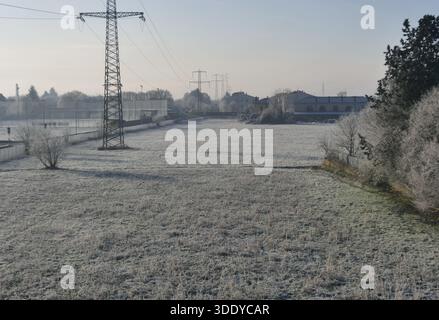 Bergamo, Italia. 4 gennaio 2026. Temperature artiche nel nord Italia, gelo e ghiaccio in questi primi giorni del 2026 nella Pianura Padana. Credito: Agenzia fotografica indipendente/Alamy Live News Foto Stock