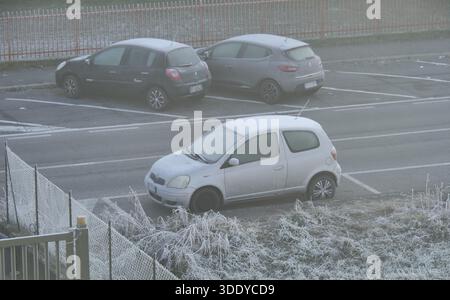 Bergamo, Italia. 4 gennaio 2026. Temperature artiche nel nord Italia, gelo e ghiaccio in questi primi giorni del 2026 nella Pianura Padana. Credito: Agenzia fotografica indipendente/Alamy Live News Foto Stock
