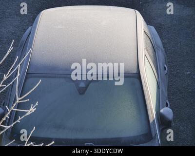 Bergamo, Italia. 4 gennaio 2026. Temperature artiche nel nord Italia, gelo e ghiaccio in questi primi giorni del 2026 nella Pianura Padana. Credito: Agenzia fotografica indipendente/Alamy Live News Foto Stock