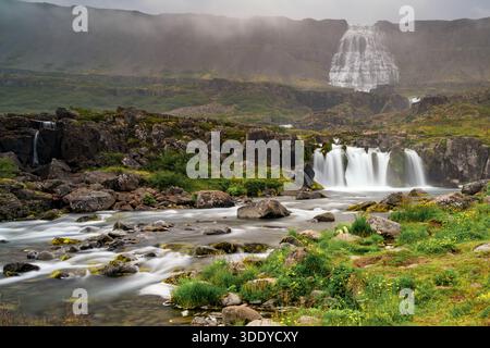 Una vista delle cascate Baejarfoss e Dynjandi nei Westfjords dell'Islanda Foto Stock