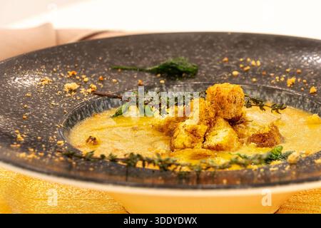 Zuppa di patate dolci con crostini e foglie di timo. messa a fuoco selettiva Foto Stock
