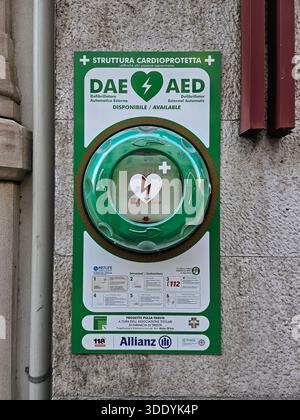 AED Trieste, defibrillatore semiautomatico esterno Trieste, dispositivi di risposta alle emergenze, sicurezza per arresto cardiaco Trieste, sedi pubbliche di defibrillazione Trieste, Life-S. Foto Stock