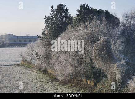 Bergamo, Italia. 4 gennaio 2026. Temperature artiche nel nord Italia, gelo e ghiaccio in questi primi giorni del 2026 nella Pianura Padana. Credito: Agenzia fotografica indipendente/Alamy Live News Foto Stock