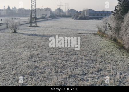 Bergamo, Italia. 4 gennaio 2026. Temperature artiche nel nord Italia, gelo e ghiaccio in questi primi giorni del 2026 nella Pianura Padana. Credito: Agenzia fotografica indipendente/Alamy Live News Foto Stock