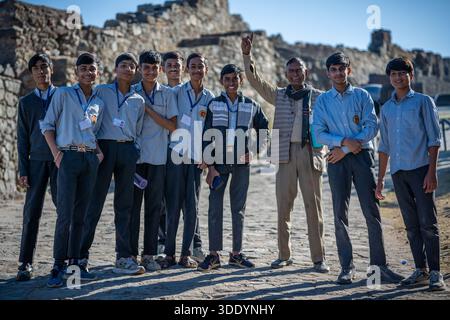 Kumbhalgarh, India - 24 dicembre 2025: Un gruppo di studenti fotografati felicemente durante una visita al forte di Kumbhalgarh composto da nove ragazzi e uno Foto Stock