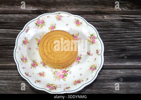 Biscotti al burro, ricco sapore burroso e consistenza tenera, realizzati utilizzando una pressa per biscotti, gustati con tè e caffè, fatti di burro, farina e zucchero, si Foto Stock