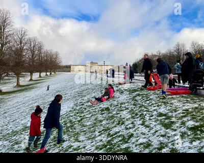Condizioni invernali nella tenuta Stormont a est di Belfast. Gli avvisi meteorologici sono attivi in tutta l'isola d'Irlanda a causa della neve e del ghiaccio. Data foto: Domenica 4 gennaio 2026. Foto Stock