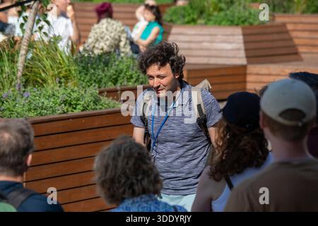 Guida turistica a piedi di fronte a un gruppo turistico su Raekoja Plats nella città vecchia di Tallinn, Estonia Foto Stock