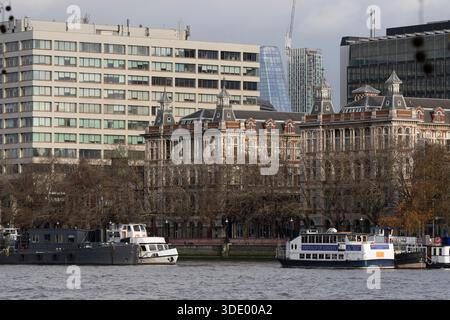 Le barche sul Tamigi, Londra, passano accanto al St Thomas Hospital Foto Stock