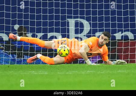 Barcellona, Spagna. 4 gennaio 2026. Joan Garcia del FC Barcelona durante la Liga EA Sports match tra RCD Espanyol e FC Barcelona giocato allo stadio RCDE il 3 gennaio 2026 a Barcellona, Spagna. (Foto di Bagu Blanco/PRESSIN) credito: PRESSINPHOTO SPORTS AGENCY/Alamy Live News Foto Stock