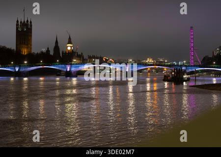 Londra di notte: Il Palazzo di Westminster, il Big Ben e il London Eye sono illuminati sul Tamigi. Foto Stock