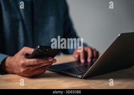 Questa posa d'affari mostra un gesto della mano di un uomo, un segno di concentrazione mentre posa con un telefono, un altro Foto Stock