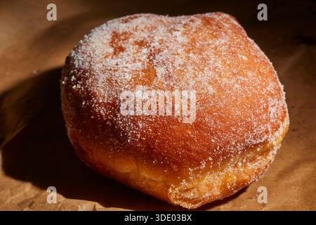 Una ciambella alla marmellata, chiamata "ciambella alla gelatina" in Nord America Foto Stock