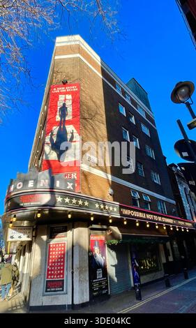 Stranger Things The First Shadow è in scena al Pheonix Theatre nel West End di Londra e gli alberi gettano un'ombra inquietante contro il poster pubblicitario Foto Stock