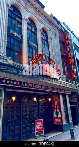 Stranger Things The First Shadow è al Pheonix Theatre nel West End di Londra e i cartelli al neon brillano Foto Stock