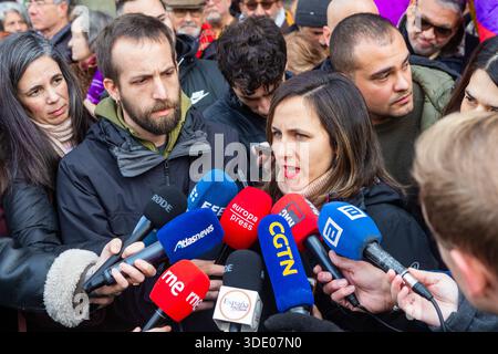 Madrid, Spagna. 4 gennaio 2026. Ione Belarra, leader di Podemos ed ex ministro spagnolo dei diritti sociali, parla ai media durante una protesta fuori dall'ambasciata degli Stati Uniti a Madrid contro l'aggressione americana e un'operazione militare volta a trattenere il presidente venezuelano Nicolas Maduro. Crediti: Diego Martinez/Alamy Live News. Foto Stock