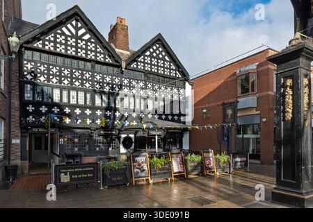 La casa pubblica di Barley Mow, fondata nel 1561, la Barley Mow, a Golden Square, è uno dei pub più antichi di Warrington. Tudor balck e bianco Foto Stock