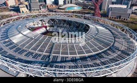 Foto aerea del London Stadium a Stratford, East London, che mostra l'iconica struttura sportiva all'interno dell'Olympic Park. Foto Stock