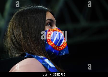 Barcellona, Spagna. 4 gennaio 2026. RCD Espanyol fan durante la Liga EA Sports match tra RCD Espanyol e FC Barcelona giocato allo stadio RCDE il 3 gennaio 2026 a Barcellona, Spagna. (Foto di Bagu Blanco/PRESSIN) credito: PRESSINPHOTO SPORTS AGENCY/Alamy Live News Foto Stock